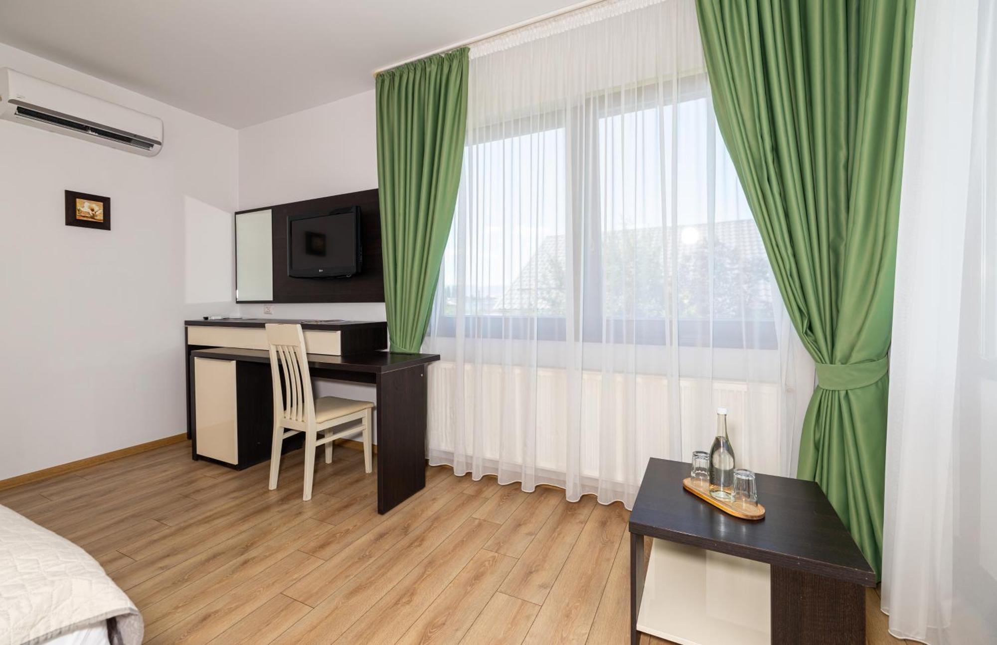 Hotel Armonia By Aristocratis Targu Neamt Exterior foto