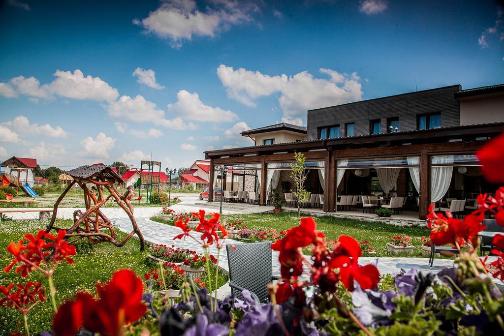 Hotel Armonia By Aristocratis Targu Neamt Exterior foto