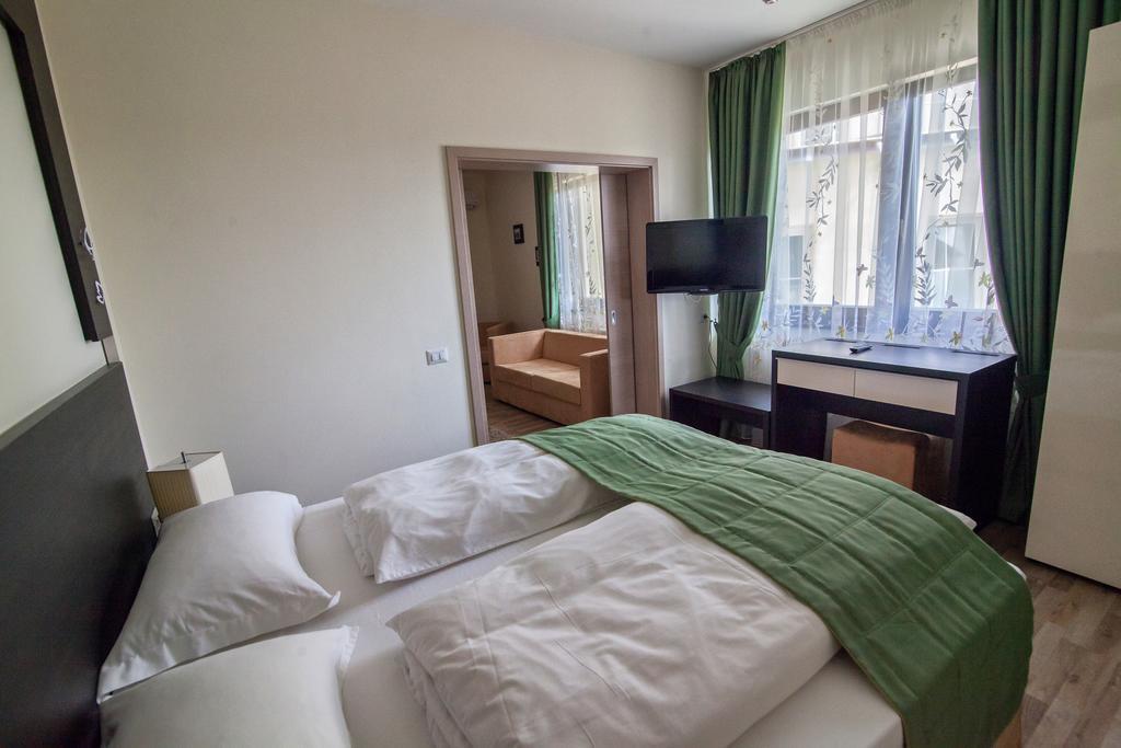 Hotel Armonia By Aristocratis Targu Neamt Habitación foto