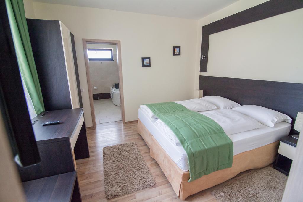 Hotel Armonia By Aristocratis Targu Neamt Habitación foto