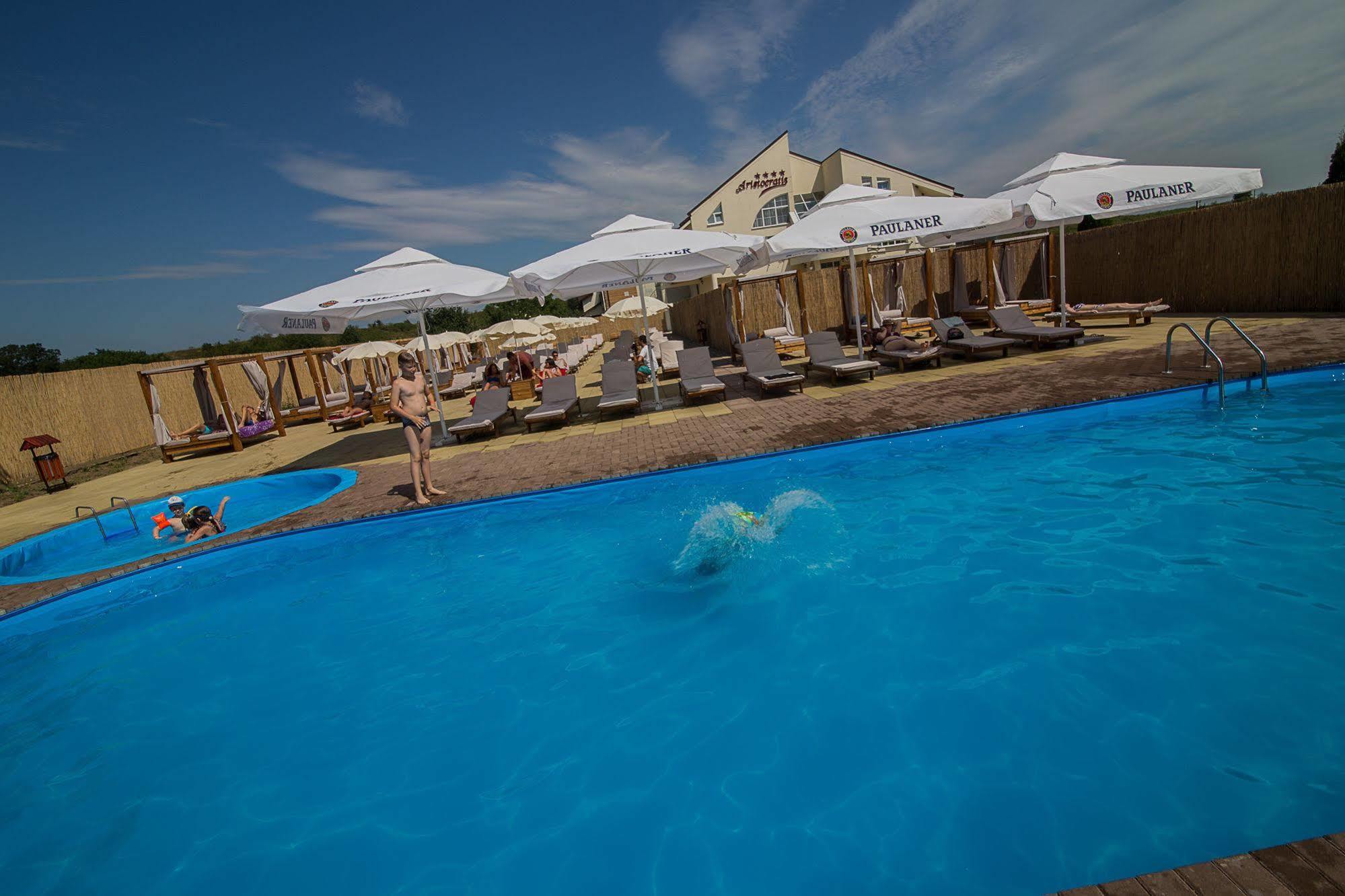 Hotel Armonia By Aristocratis Targu Neamt Exterior foto