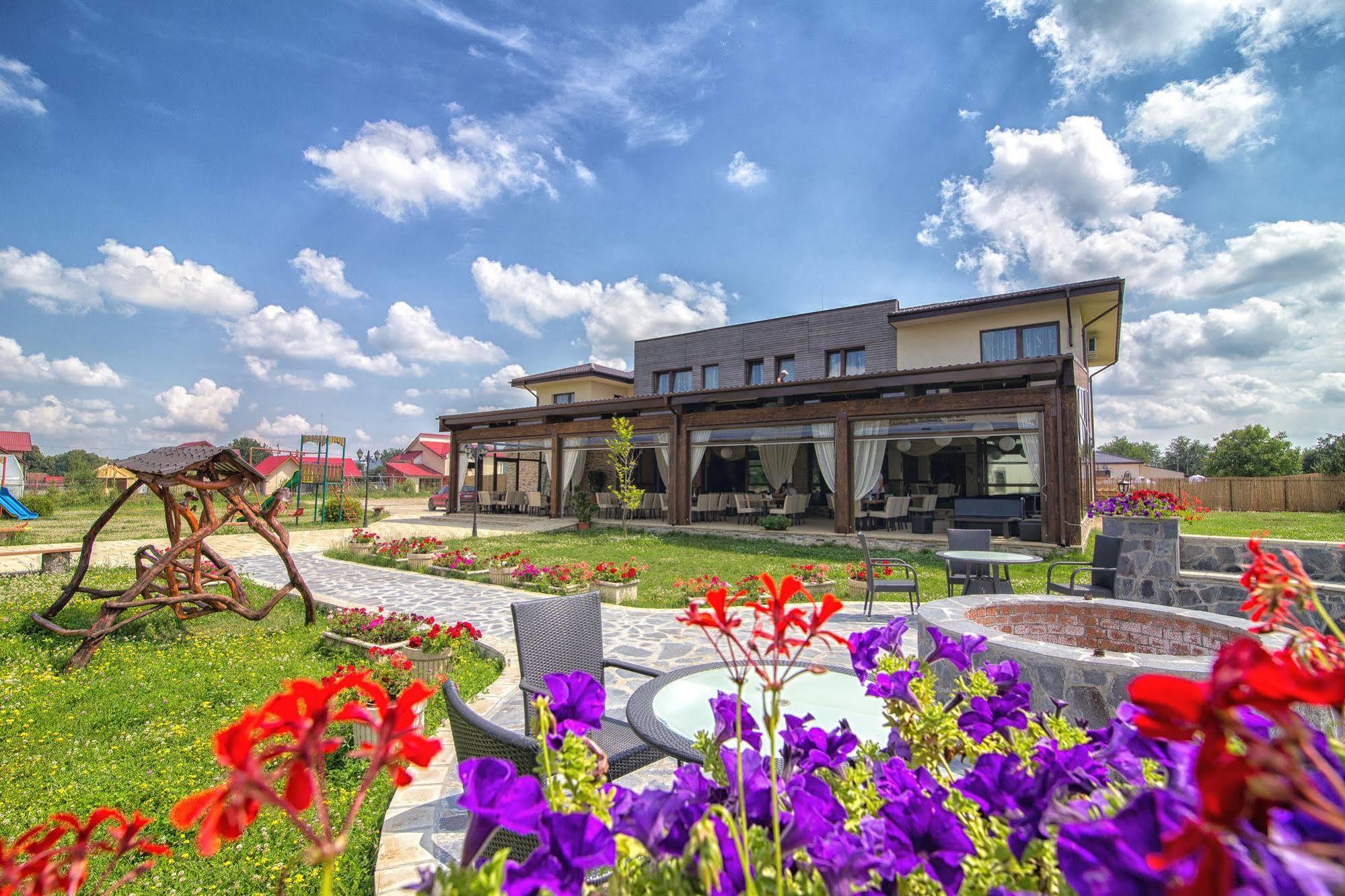 Hotel Armonia By Aristocratis Targu Neamt Exterior foto